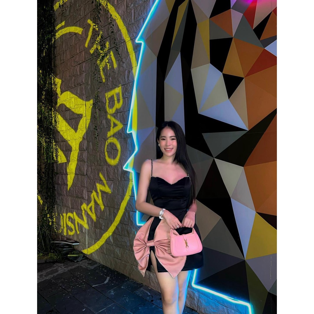 Đầm body 2 dây phối nơ kết đá - - Ꮯɦ𝚊̂́ȶ Ꮮɨ𝚎̣̂𝚞: phi cao cấp + lót thun + kết đá 𝙵𝚛𝚎𝚎 𝚜𝚒𝚣𝚎 𝚏𝚘𝚛𝚖 <𝟻𝟺 𝚔𝚐 𝚌𝚊̂𝚗