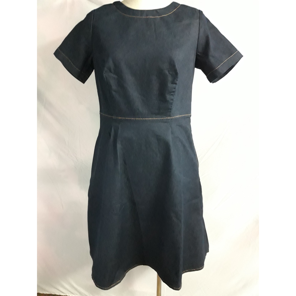 Đầm jeans có tay cổ tròn, xẻ túi hông, màu xanh đen. Hàng thiết kế lịch sự cho dân công sở, đi chơi và đi làm.