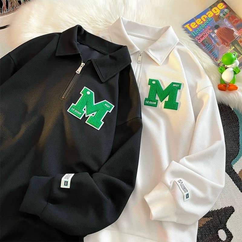 Áo polo chữ M khoá thêu đáp KA899