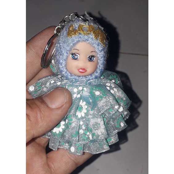 Một chiếc móc khóa em bé rất xinh bằng nhựa và xốp