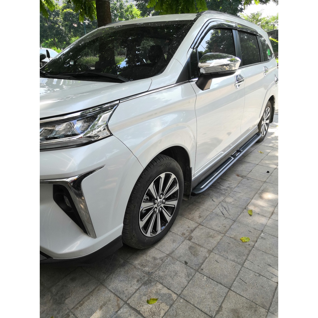 Bậc lên xuống, bệ bước chân xe Toyota Veloz 2022. Nhôm đúc 100%. Siêu KM. Khắc laser logo với mẫu mặt nhôm