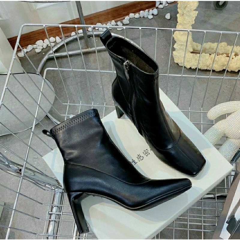 Bốt ngắn da lì mũi vuông gót dẹt khoá cạnh đen nude trắng