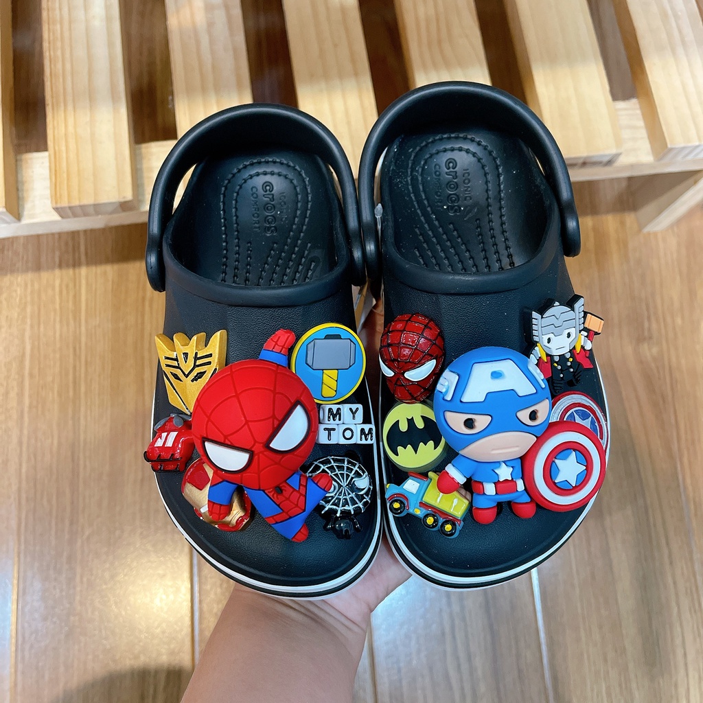 Dép sục màu đen phối charm siêu nhân