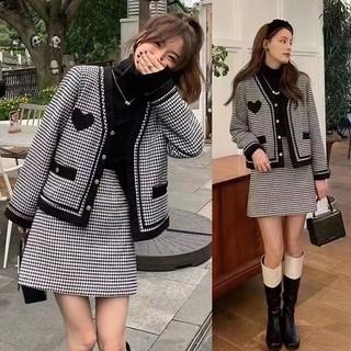 Set váy len gồm áo khoác kèm chân váy len hoạ tiết kẻ tây phong cách Hang Quốc
