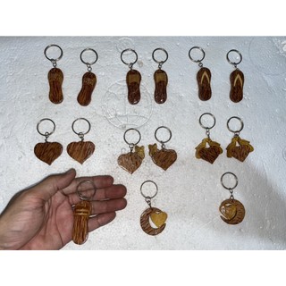 Móc khóa làm từ gỗ dừa