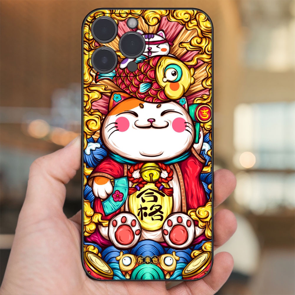 Ốp lưng iPhone 14 Pro Max dẻo đen cạnh vuông in hình Mèo Thần Tài dễ thương