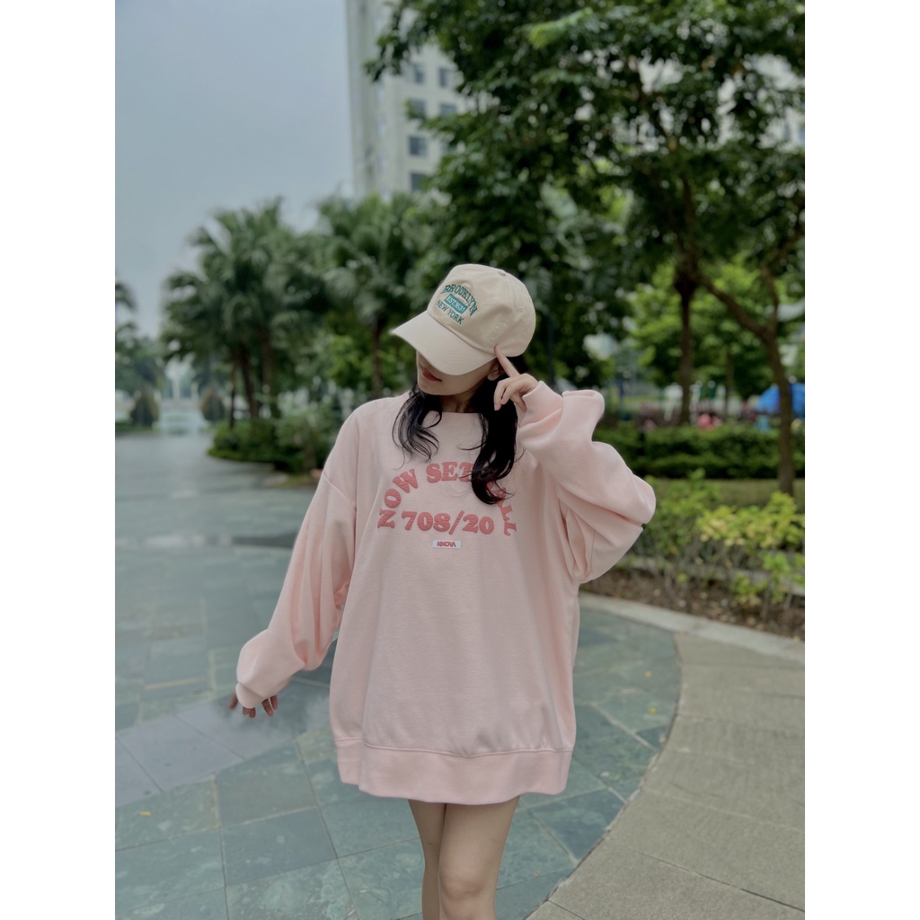 Áo sweater hồng in chữ Now Set HARIQUEEN