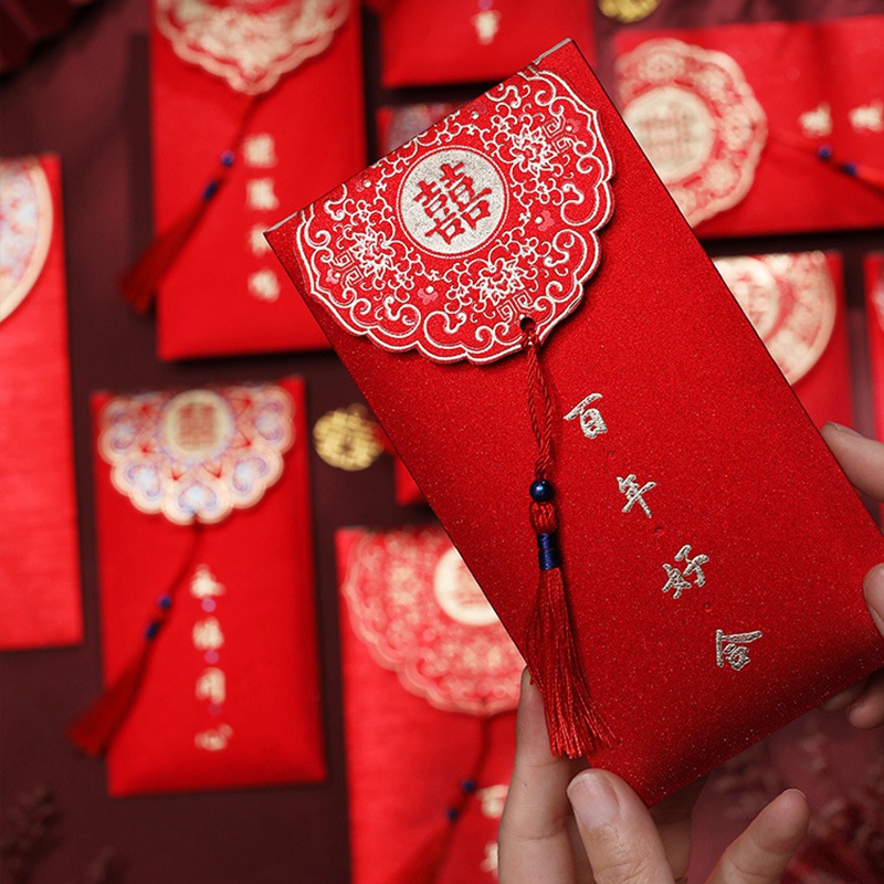 1 Thiệp Cưới Đỏ May Mắn Nhân Vật Đôi Xi Angpao Với Tua Rua Đỏ