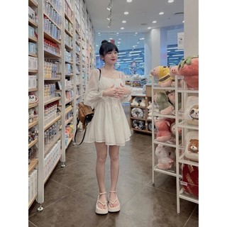Đầm trắng phối tay voan xoè khoét ngực