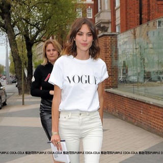 Áo phông chữ Vogue CICISTUDIO