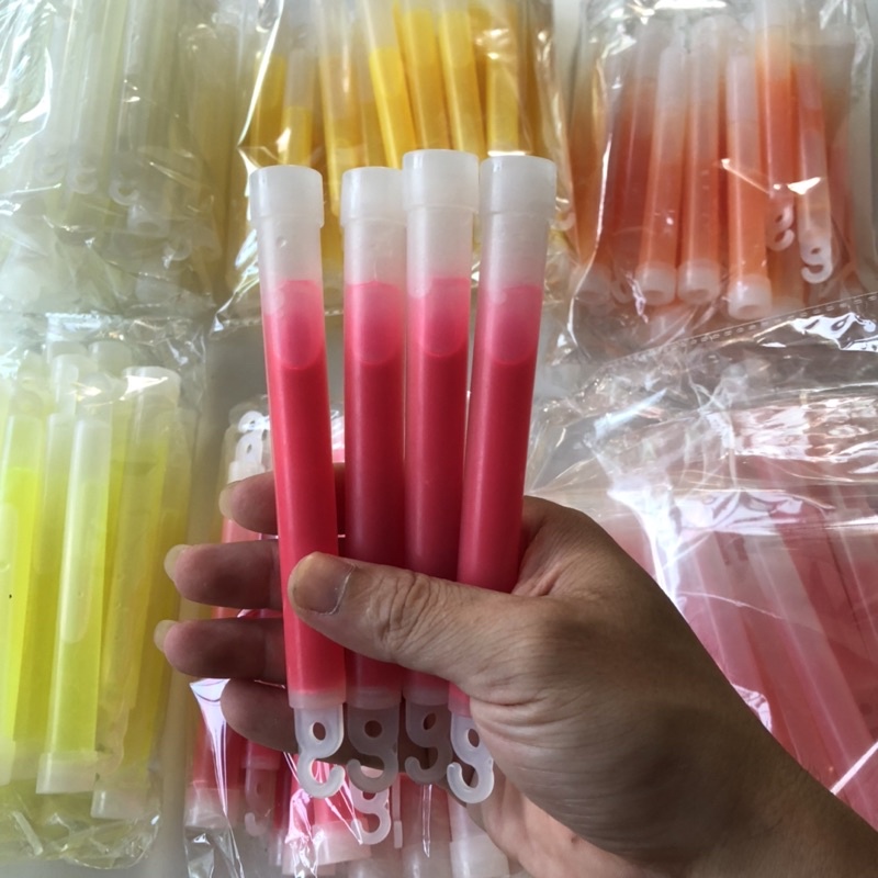 Que phát sáng dạ quang dùng một lần Glow stick - Light Stick 6 inch1.5x15cm sáng 12 tiếng màu sắc ngẫu nhiên