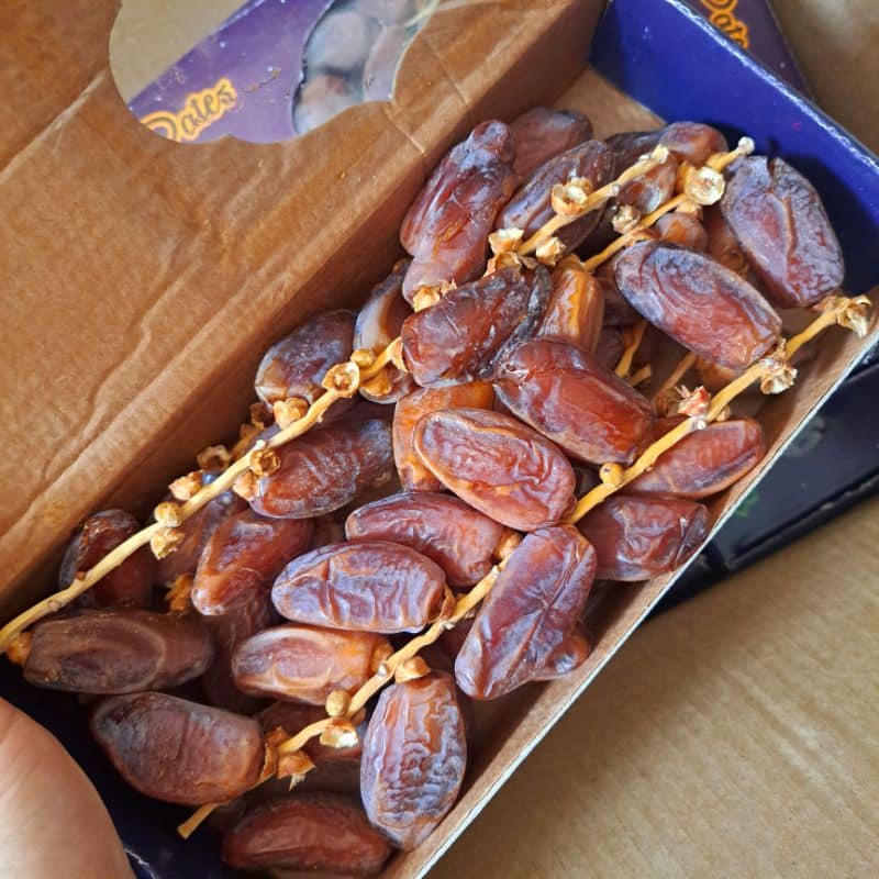 Hộp 500g Chà là sấy khô nguyên cành Golden Dates không đường dẻo ngọt tự nhiên