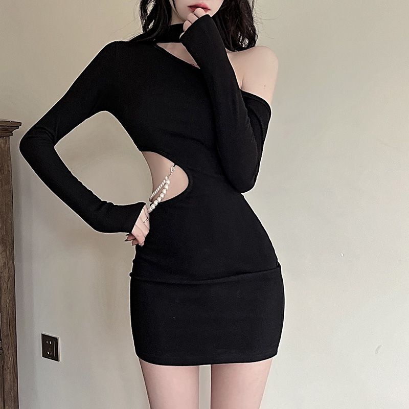 Đầm Đen Tay Dài Hở Vai Ôm Eo Phối Dây Xích Đính Ngọc Trai Thời Trang Thu Đông Cho Nữ