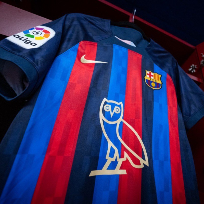 Áo Bóng Đá Thể Thao In Logo Barcelona Cổ Điển 22-23