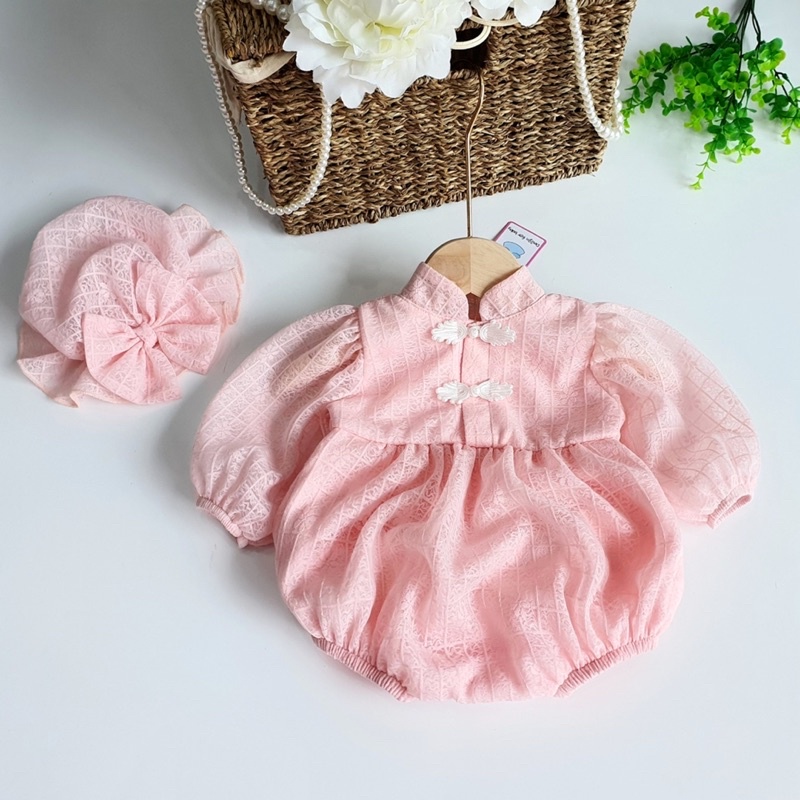 Body Cổ Tàu 𝐍𝐇𝐈́𝐌 𝐗𝐔̀ 𝐊𝐈𝐃𝐒 Cho Bé Gái Sơ Sinh, Đầy Tháng, Thôi Nôi, Sinh Nhật Chất Ren Nhật Dập Hoa Nổi B048