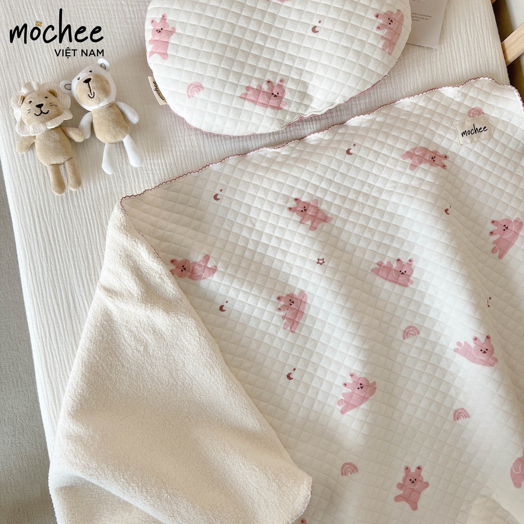 Ủ lụa cotton hình thỏ hồng cho bé Mochee, chăn ủ họa tiết mềm mại cho trẻ - Monnie Kids