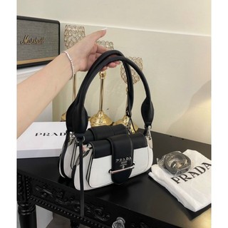 Túi prada kẹp nách ngọc trinh 23cm.