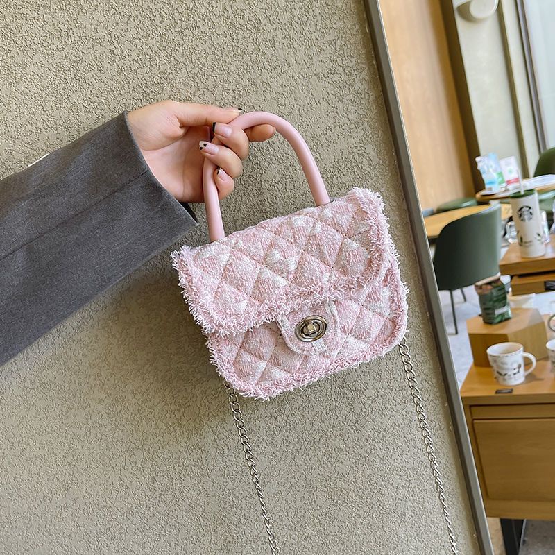 Túi Đeo Chéo Vai Họa Tiết Kẻ Sọc Phối Dây Xích Hình Vuông Mẫu Mới 2022 Chất Lượng Cao Màu Đỏ Hồng Dâu Tây