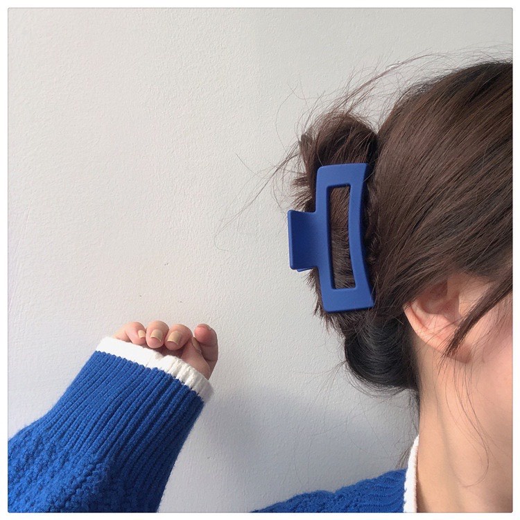 Kẹp tóc càng cua màu xanh dương hot trend Hàn Quốc