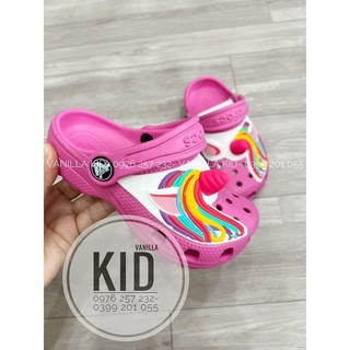 Sục Crocs pony hồng bé gái
