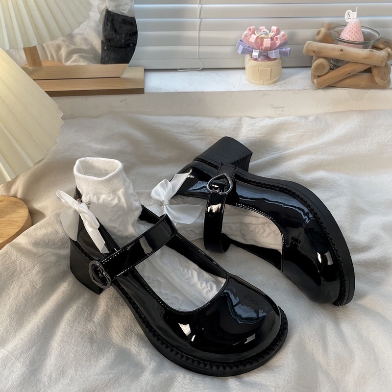 Giày búp bê Mary Jane có quai trái tim đế cao mũi tròn cổ điển đen bóng da PU Yannie Lolita