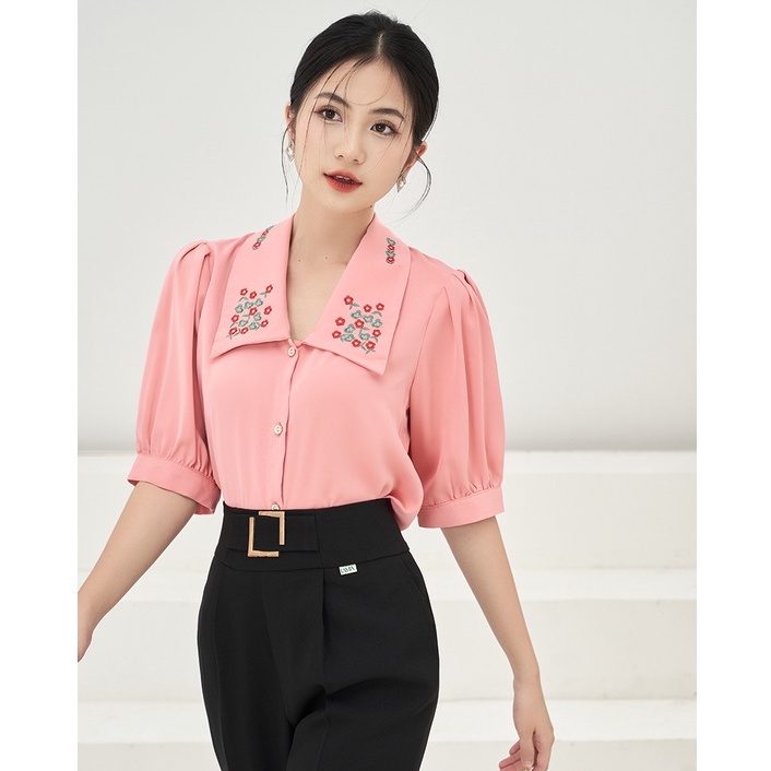 Áo sơ mi nữ thiết kế Lamia Design LA289 màu hồng pastel chủ đạo thêu hoa nhí vạt đối xứng điệu đà
