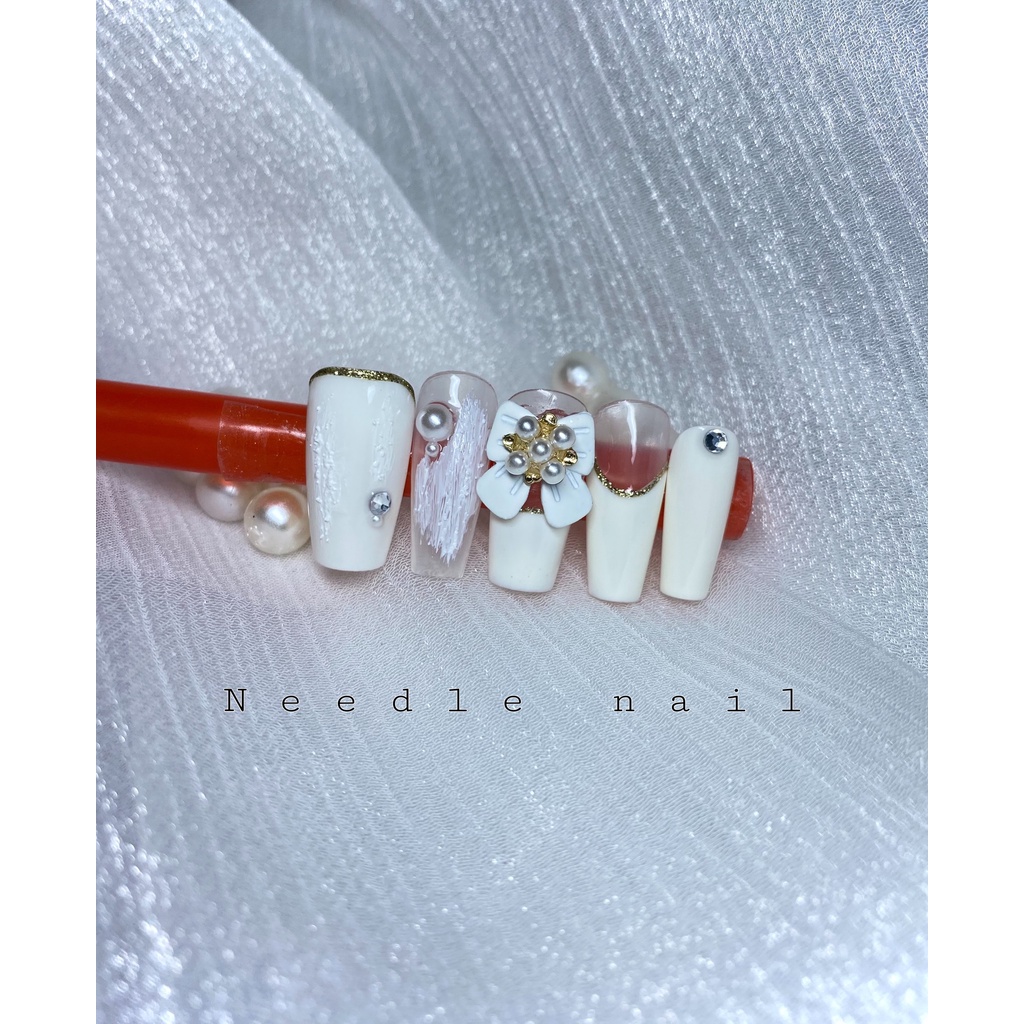 Nail box thiết kế đính charm nơ đá: Mẫu nail đính charm nơ đá sẽ làm cho bộ móng tay của bạn trở nên lộng lẫy và nổi bật hơn bao giờ hết. Với thiết kế độc đáo của Nail box, bạn sẽ đắm chìm trong thế giới nail đầy sắc màu và thú vị.
