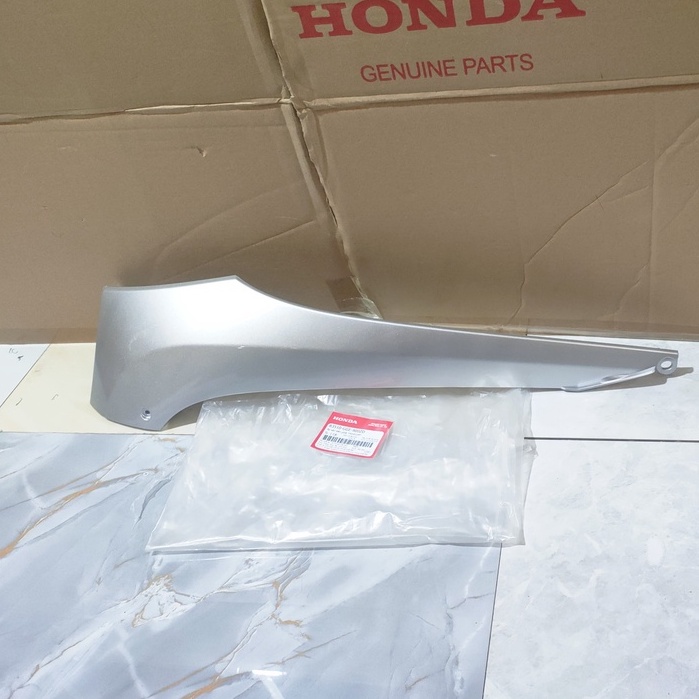 Ốp sàn bên phải - thanh cạnh HONDA LEAD110 năm 2009-2011 màu Bạc. *NH411M* 83510GGE900ZD