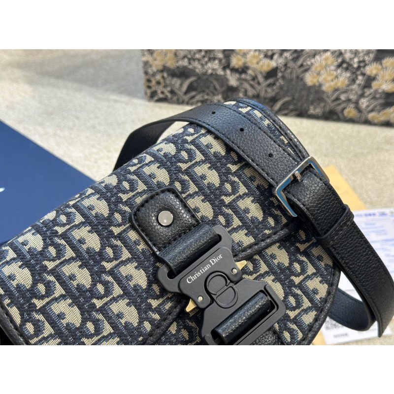 Túi đeo chéo nam D.I GALLOP sz20x16cm họa tiết canvas dáng cực khỏe khoắn