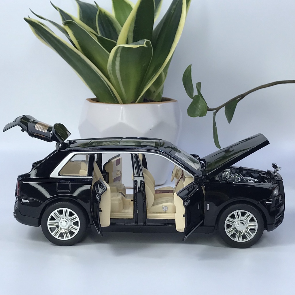 Mô hình xe ô tô Rolls Royce Cullinan tỷ lệ 1:24 bằng kim loại TẶNG BIỂN SỐ XE