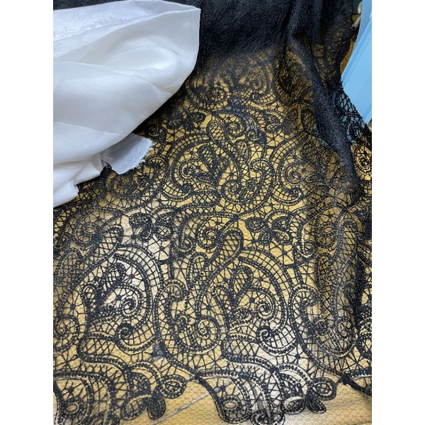 Vải ren thêu loại 1 có 4 màu trắng đen kem da