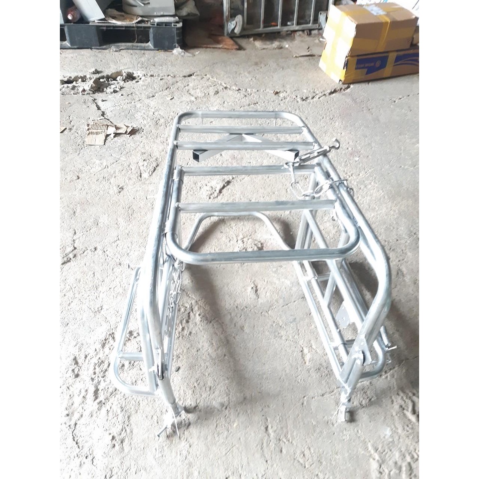 Giá chở hàng xe máy đa năng màu trắng có thể mở cốp đổ xăng, mở 2 cánh sườn có chân chống, chuyên chở hàng nặng