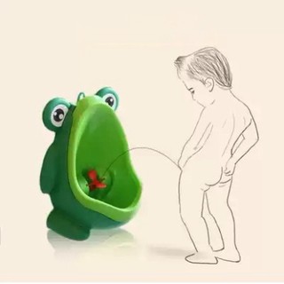 Bô ếch đi tiểu cho bé trai