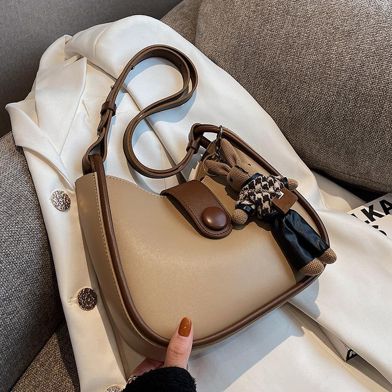 Túi đeo chéo vai IELGY trang trí gấu bông phong cách retro cao cấp cho nữ