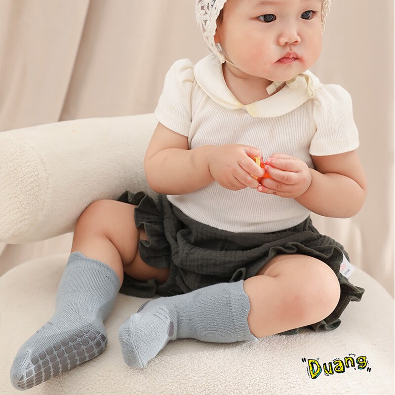 Vớ cotton chống trượt in họa tiết hoạt hình dễ thương cho bé