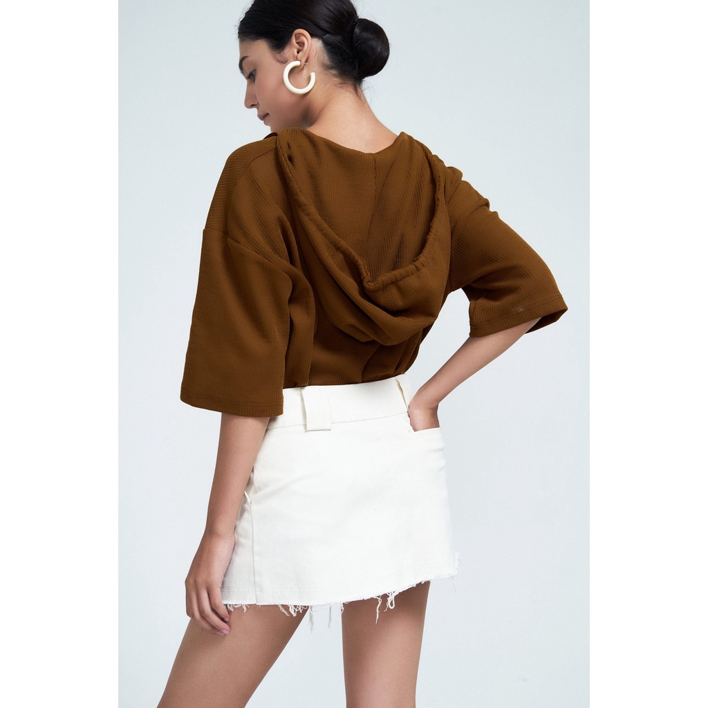 Chân váy xếp ly khaki form eo cạp thấp dưới rốn màu kem, là min - RAW CUT PLEATED MINI SKIRT - CREAM