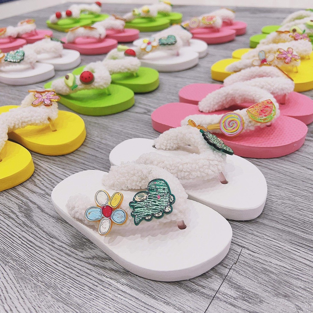 Dép Xỏ Ngón Gắn 4 Sticker Ngẫu Nhiên Dễ Thương Cho Bé Gái Chất Liệu Cao Su Mềm Nhẹ TRINH LÊ SHOP GIÀY DÉP TLB1