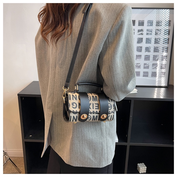 Túi xách chữ hai khóa xoay