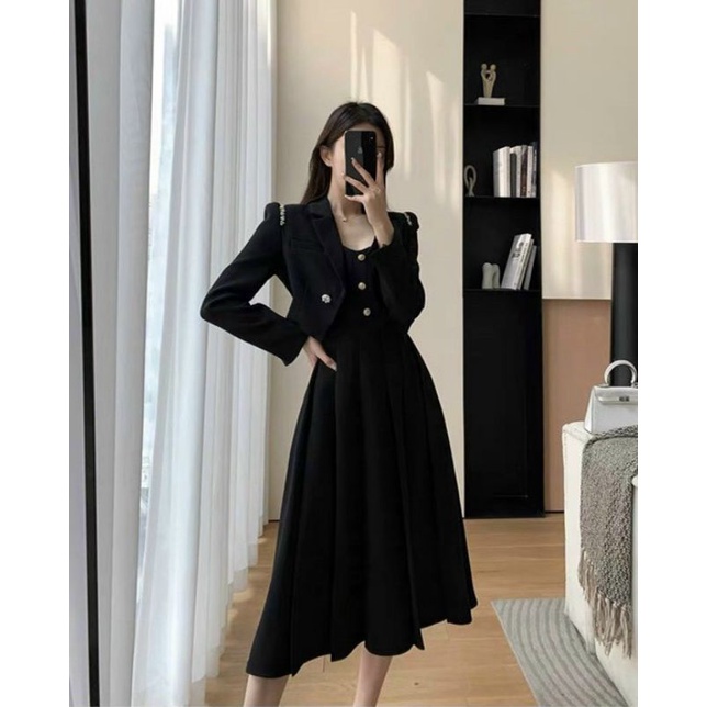 Sét Đầm Đen 2 Dây Đính Nút Ngực Kèm Áo Khoác Crop Vest Tay Dài Đính Phụ Kiện Vai
