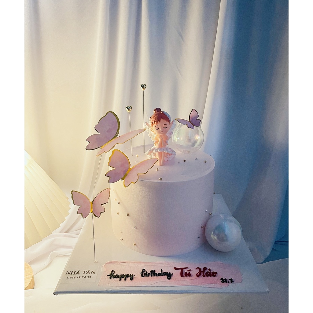 Trang trí bé gái bale cánh thiên thần + chống cằm