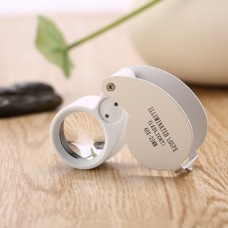 Kính lúp có đèn LED hỗ trợ cho thợ kim hoàn