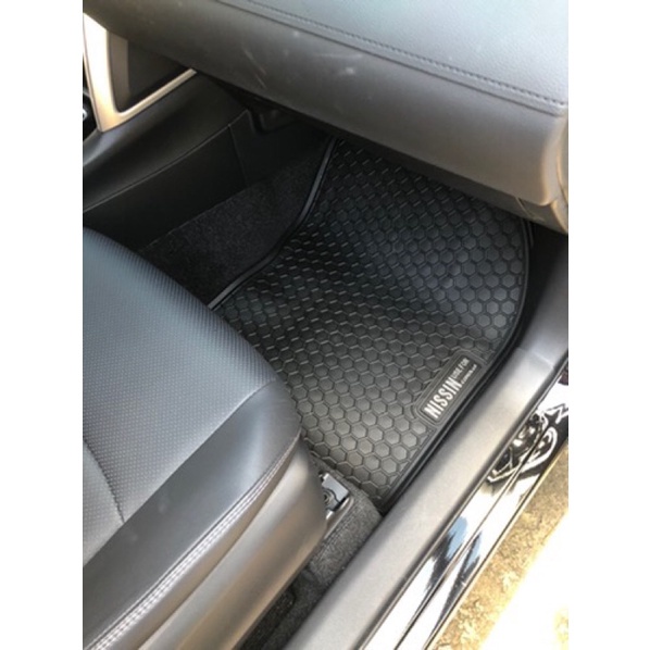Thảm lót sàn Toyota Cross bằng cao su đúc cao cấp, không mùi, chuẩn form, dễ lau chùi.