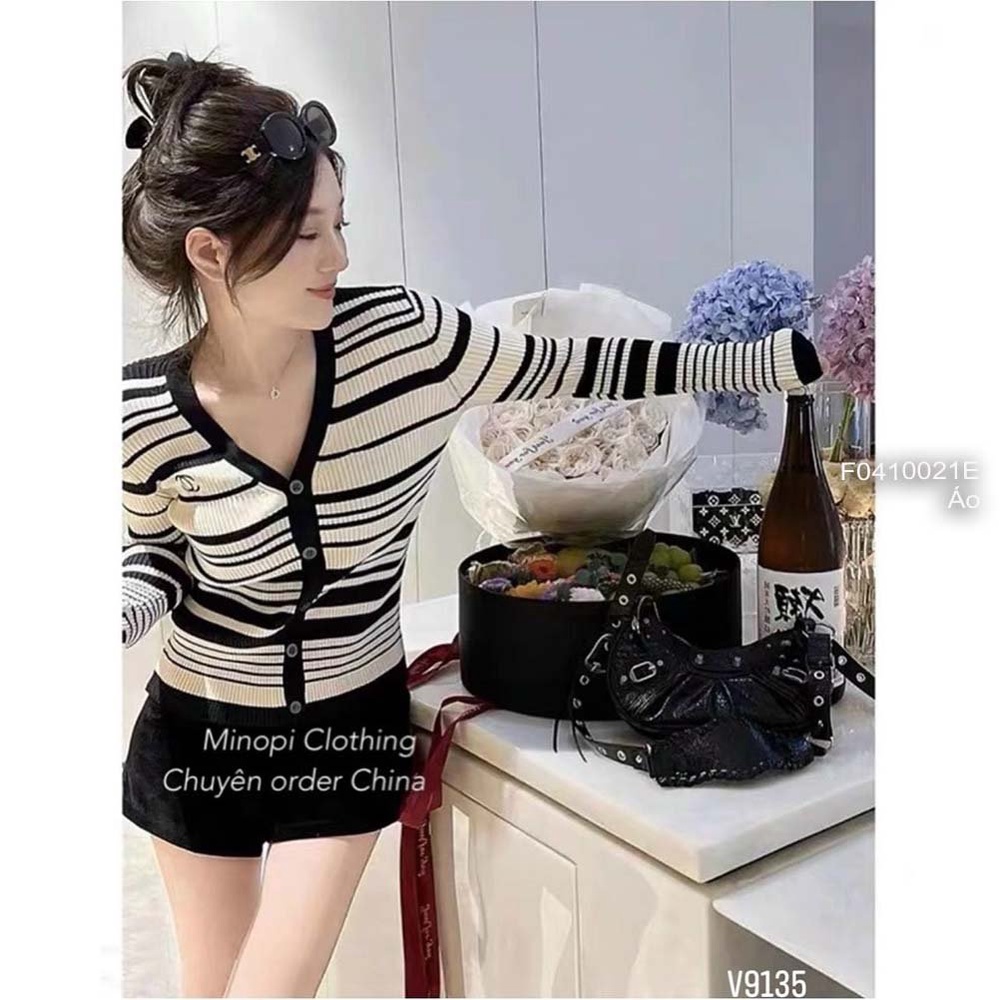Áo len tăm sọc ngực thêu logo cổ tim tay dài siêu thời trang!