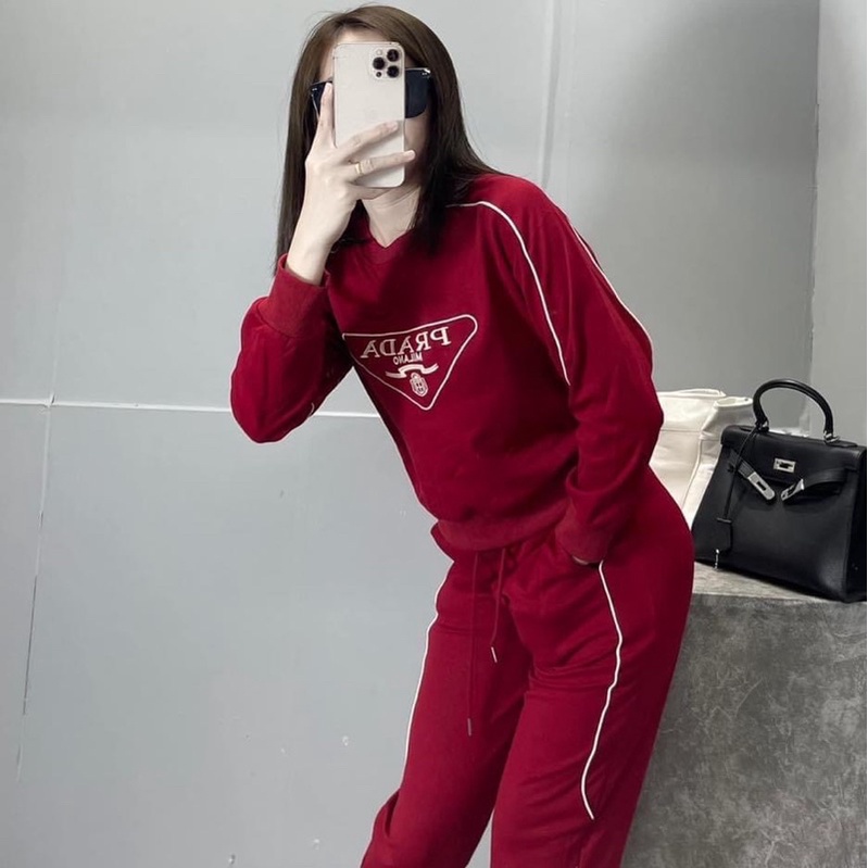 Bộ nỉ nữ đỏ thêu chữ Prada