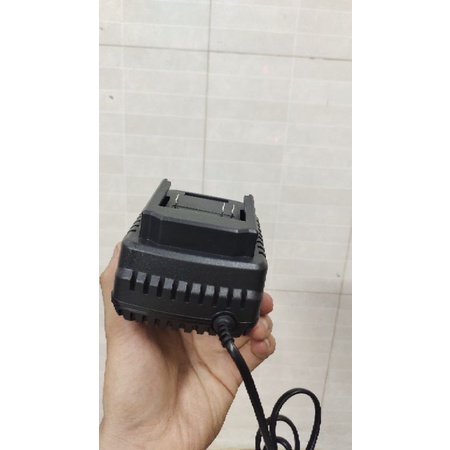 Sạc pin chân phổ thông Makita, sạc pin 21V đế trượt 220-2A