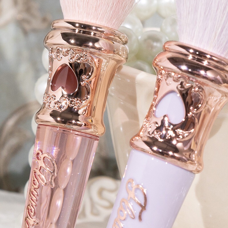 Cọ đánh phấn phủ má hồng Flower knows flowerknows Stippling brush rococo strawberry collection siêu xinh