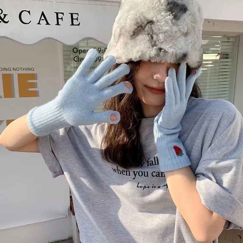 Găng Tay Giữ Ấm Thêu Hình Dâu Tây Màu Sắc Xinh Xắn