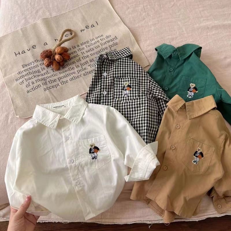 Nhật bản hàn quốc quần áo trẻ em bé trai mùa xuân thu áo sơ mi cotton trẻ em áo sơ mi trắng phiên bản hàn quốc gấu thêu dài tay áo sơ mi kẻ sọc
