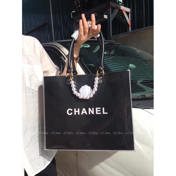 Túi giấy hãng custom hoa trà+dây ngọc trang trí