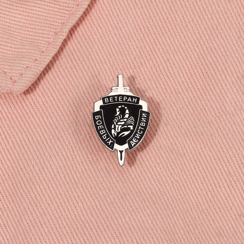 Ghim Cài Áo Hình Tấm Khiên Phong Cách Punk